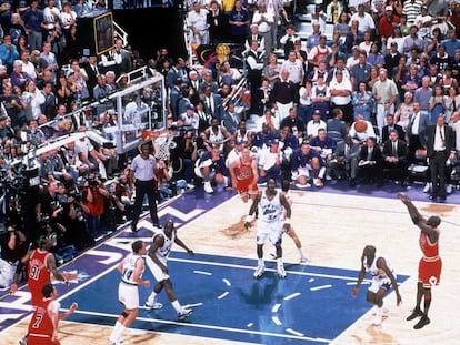 Michael Jordan (Chicago Bulls) faz um arremesso em um jogo contra o Utah Jazz.