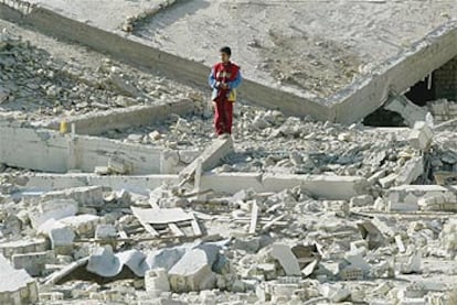 Un niño iraquí, en medio de las ruinas de la sede del Consejo Supremo de la Revolución Islámica en Bagdad.