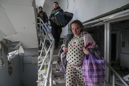 Mariana Vishegirskaya sale del hospital materno-infantil de Mariupol el miércoles tras ser bombardeado.