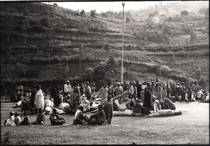 Kigali, genocidio tutsi de Ruanda, abril 1994. Refugiados ruandeses en la frontera entre Burundi y Ruanda el día 13 de ese mes. La mayoría de las víctimas fueron tutsis, aunque también fueron exterminados hutus, la etnia a la que pertenecían los autores de la matanza, soldados del Ejército y miembros de la milicia extremista Interahamwe ("los que matan juntos").