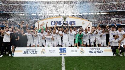Jugadores y equipo técnico posan con el trofeo de La Liga.