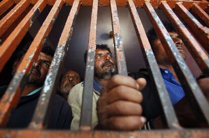 Pescadores indios detenidos por faenar en aguas paquistaníes, en una comisaría de policía en Karachi (Pakistán).