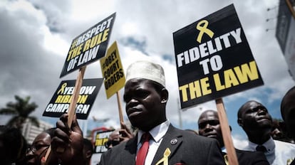 IMÁGENES DEL DÍA: Varios abogados se manifiestan en Nairobi (Kenia) con pancartas que dicen "fidelidad a la ley".