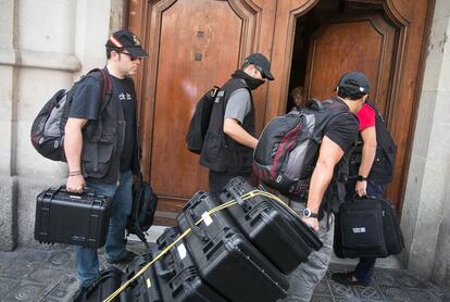 Está previsto que sean registrados los Ayuntamientos de Sant Cugat, Figueres, Sant Celoni y Lloret de Mar, así como la casa del extesorero del partido, Daniel Osàcar. En la imagen, agentes de la Guardia Civil llegan a la sede del CatDem en Barcelona.