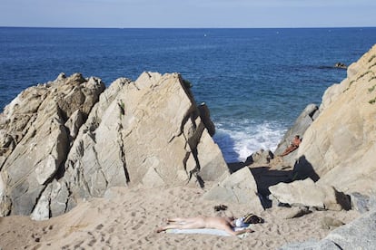 Banyistes en una de les cales de la Murtra, a Sant Pol de Mar (Maresme).