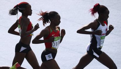 Las atletas Yasemin Can (Turquía), Hellen Obiri (Kenya) y Mercy Cherono (Kenya).