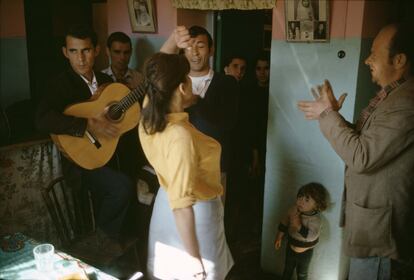 'Ana, Pedro, Jaime', fotografía del neoyorquino Joel Meyerowitz tomada en Málaga en 1966. Sus imágenes podrán verse en Casa América, del 6 de junio al 28 de julio.