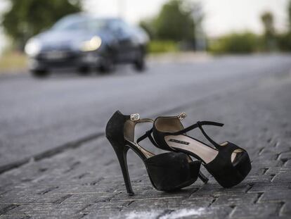 Zapatos de una prostituta sobre el asfalto, en el polígono de Marconi en Madrid.