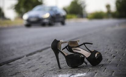 Zapatos de una prostituta sobre el asfalto, en el polígono de Marconi en Madrid.