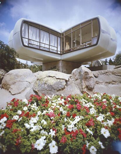 La casa del futuro de Monsanto, con cuatro alas simétricas apoyadas en un núcleo de hormigón y fabricadas en plástico reforzado y vidrio, fue una de las atracciones del primer Disneylandia, en Anaheim (California). Se pudo visitar de 1957 a 1967, cuando se desmontó porque había dejado de ser futurista. |