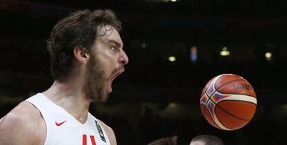 El pívot de la selección española Pau Gasol durante el partido de semifinales del Europeo de baloncesto que juegan Francia y España esta noche en el pabellón Pierre Mauroy, en Lille.
