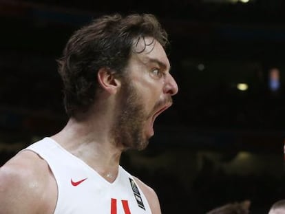  El p&iacute;vot de la selecci&oacute;n espa&ntilde;ola Pau Gasol durante el partido de semifinales del Europeo de baloncesto que juegan Francia y Espa&ntilde;a esta noche en el pabell&oacute;n Pierre Mauroy, en Lille.