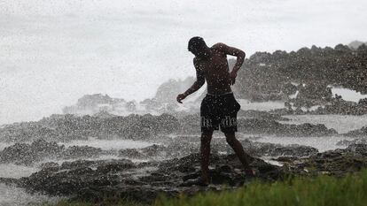 Una persona camina a lo largo de la costa mientras el huracán Beryl avanza hacia el sur de la isla, en Santo Domingo, República Dominicana, 2 de julio de 2024.