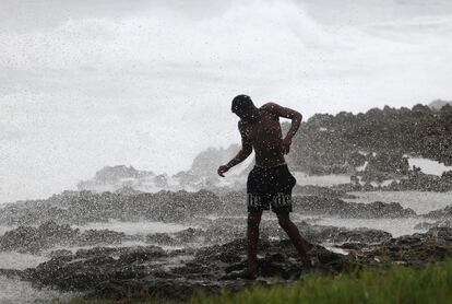 Una persona camina a lo largo de la costa mientras el huracán Beryl avanza hacia el sur de la isla, en Santo Domingo, República Dominicana, 2 de julio de 2024.