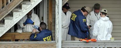 Policías del FBI inspeccionan la casa de Faisal Shahzad en Connecticut.