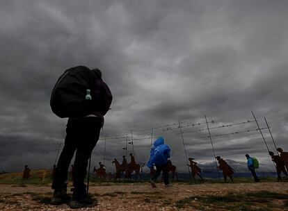 Varios peregrinos en el alto de El Perdón, en Pamplona, se preparan para tomar una fotografía.