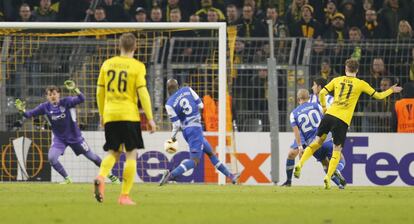 Reus remata en el segundo gol del Dortmund.