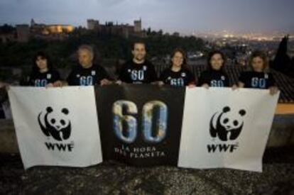 Participantes de la Hora del Planeta delante de la Alhambra de Granada, en 2013.