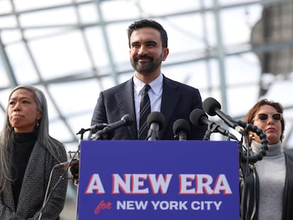Zohran Mamdani, este miércoles, al día siguiente de su triunfo electoral, en Queens, tras un cartel que dice "Una nueva era para Nueva York".