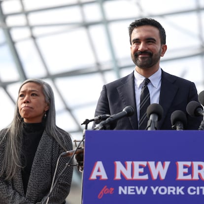 Zohran Mamdani, este miércoles, al día siguiente de su triunfo electoral, en Queens, tras un cartel que dice "Una nueva era para Nueva York".
