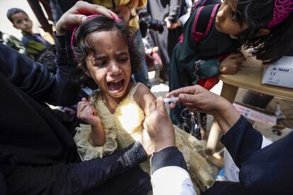 <p>Desde el pasado mes de octubre, el brote se ha extendido rápidamente por todo el país, infectando a más de 1.300 personas. Los niños y los jóvenes menores de 25 años son los más afectados y representan casi el 80% de los casos.</p> <p>En la imagen, un niño yemení llora mientras las enfermeras le vacunan contra la difteria en un centro de salud de Saná (Yemen).</p>