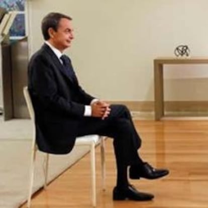 El presidente del Gobierno junto a los periodistas que le entrevistaron en TVE.