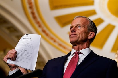 John Thune, líder de la mayoría republicana en el Senado, sostiene el documento de la propuesta que sometió a votación demócrata para mantener abierto el Gobierno.