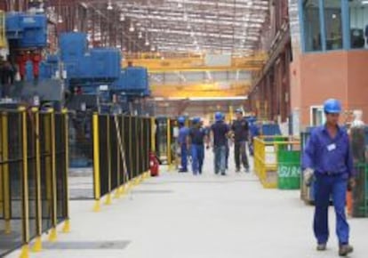 Trabajadores en una planta de producción del Grupo Gallardo
