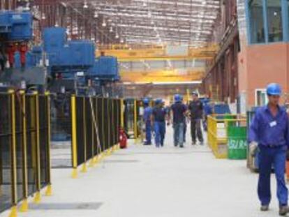 Trabajadores en una planta de producci&oacute;n del Grupo Gallardo