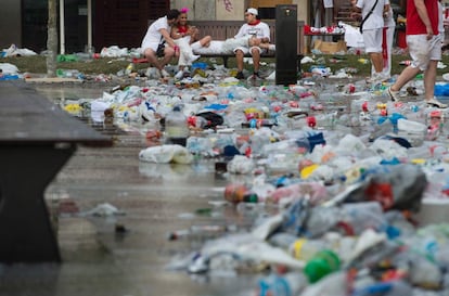 Basura tirada en la plaza del Castillo, el cuarto día de los sanfermines, el 10 de juio de 2016.