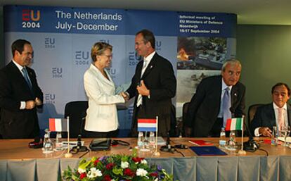 De izquierda a derecha, los ministros de Defensa de España, Francia, Holanda e Italia reunidos en Noordwijk (Holanda).