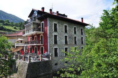 La Casa del Puente, Regules, Cantabria. Situado en una histórica casa de origen Indiano, dispone de habitaciones y apartamentos junto al río Gándara en el Valle de Soba