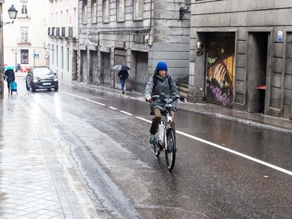 Un ciclista circula por una calle del centro de Madrid, este lunes.