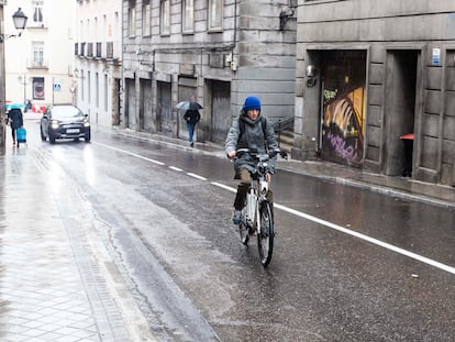 Un ciclista circula por una calle del centro de Madrid, este lunes.