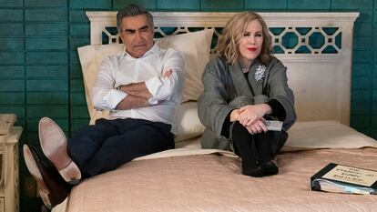 Eugene Levy e Catherine O'Hara, em um episódio da quinta temporada de 'Schitt's Creek'.