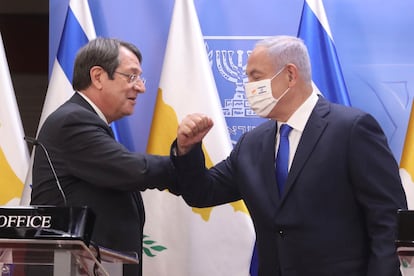 El presidente de Chipre, Nicos Anastasiades (izquierda), saluda al primer ministro israelí, Benjamín Netanyahu, el domingo en Jerusalén.