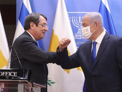 El presidente de Chipre, Nicos Anastasiades (izquierda), saluda al primer ministro israelí, Benjamín Netanyahu, el domingo en Jerusalén.