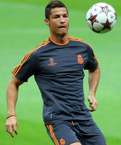 El delantero del Real Madrid Cristiano Ronaldo controla un balón durante un entrenamiento. El jugador portugués jugará ante el Galatasaray el primer partido desde que firmara una suculenta renovación que le convierte en el mejor pagado.