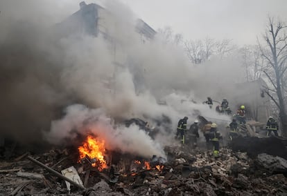 Equipos de rescate trabajan sobre los restos de una edificio bombardeo por Rusia este martes en Járkov. 