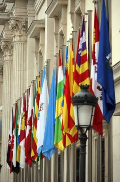 Fachada del Senado con las banderas autonómicas.