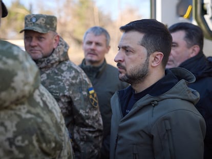 El jefe del ejército ucranio, Valeri Zaluzhni, junto al presidente del país, Volodímir Zelenski, durante una visita a un campo de entrenamiento militar el 3 de noviembre.