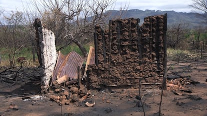 Una de las casas de la comunidad Tie Uñá arrasada por el fuego.