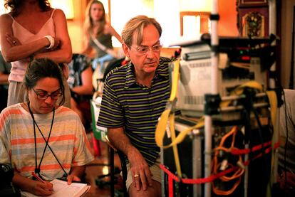 El director de cine Ventura Pons dirige a los actores Juliet Stevenson, Paul Rhys y Kevin Bishop en el rodaje de 'Food of Love', basada en una obra de David Leavitt, en el año 2001.