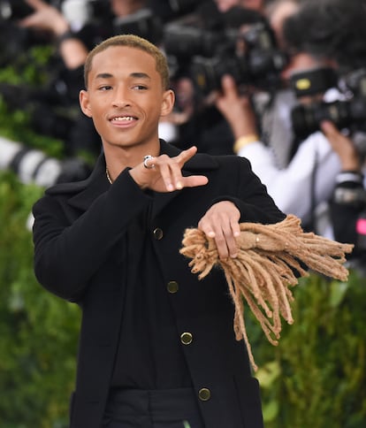 Jaden Smith se corta la coleta (2017). Como un preludio de lo que Jared Leto haría años después, el hijo de Will Smith y Jada Pinkett Smith portó en la mano sus propias rastas. El joven se las había cortado semanas antes para la película Toda una vida en un año e ironizó sobre haber sustituido a su hermana como acompañante por su propio pelo. Aquel año la exposición del museo rindió tributo a Rei Kawakubo y su trabajo en Comme des Garçons.