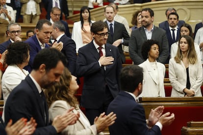 El nuevo 'president' de la Generalitat de Cataluña, Salvador Illa, saluda tras el pleno del debate de investidura, en el Parlament, este jueves. 