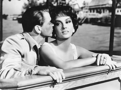 Gina Lollobrigida junto a Frank Sinatra en el rodaje de la película 'Cuando hierve la sangre', el año 1959.