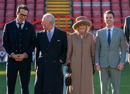 El Rey Carlos y Camila, junto a los propietarios del Wrexham, los actores Ryan Reynolds y Rob McElhenney. Durante la visita, conocieron a la plantilla y hablaron sobre la gestión del club.