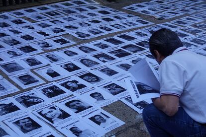 Protesta de familiares de desaparecidos en Ciudad de México, el 10 de abril.