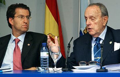 Alberto Núñez Feijoo, vicepresidente primero de la Xunta, junto a Manuel Fraga en rueda de prensa.