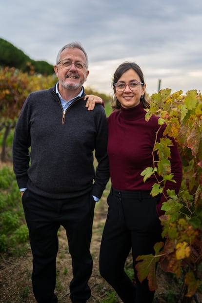 Josep Maria Pujol-Busquets y su hija, Mireia Pujol-Busquets, propietarios de Alta Alella. Imagen proporcionada por la bodega.